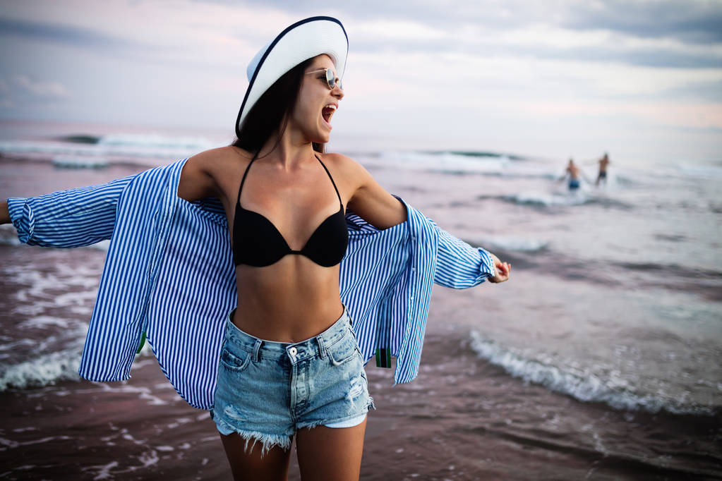 Hermosa mujer sexy en la playa del atardecer en vacaciones de verano - Foto, imagen