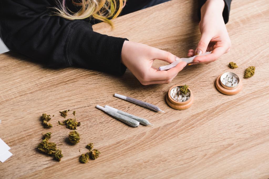vista parcial de chica balanceo conjunto de marihuana medicinal
 - Foto, imagen