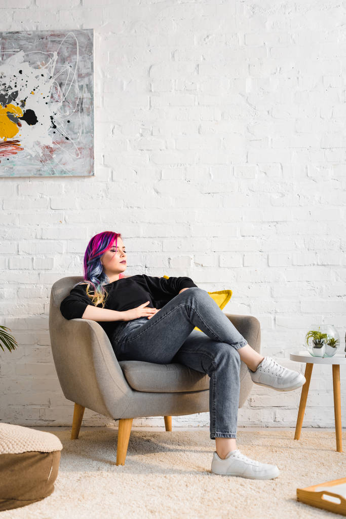evde koltukta rahatlatıcı rahat giysiler içinde hipster kız - Fotoğraf, Görsel