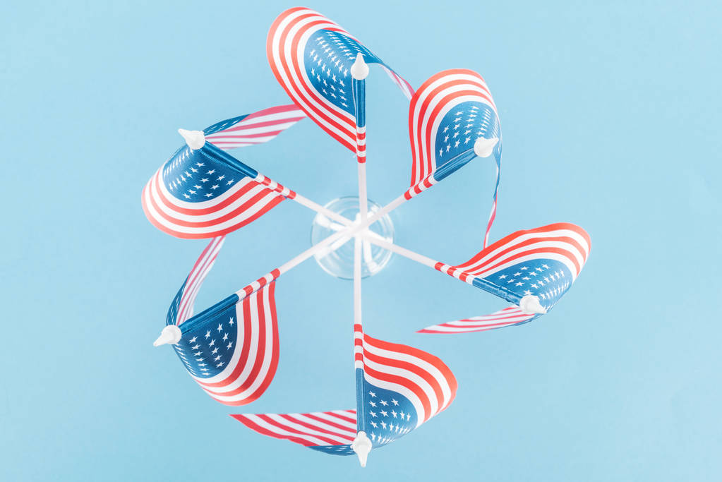 верхній вид американських прапорів у колі на синьому фоні - Фото, зображення