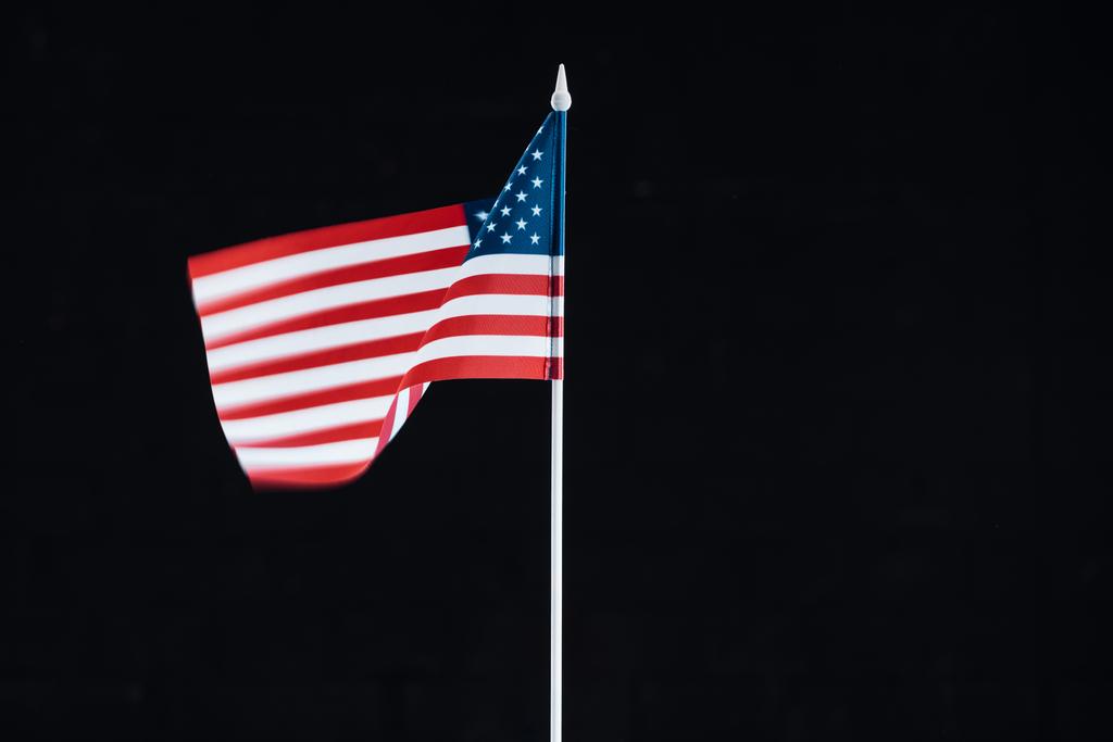 Narodowa Flaga Amerykańska na patyku izolowane na czarno z kopią przestrzeni - Zdjęcie, obraz