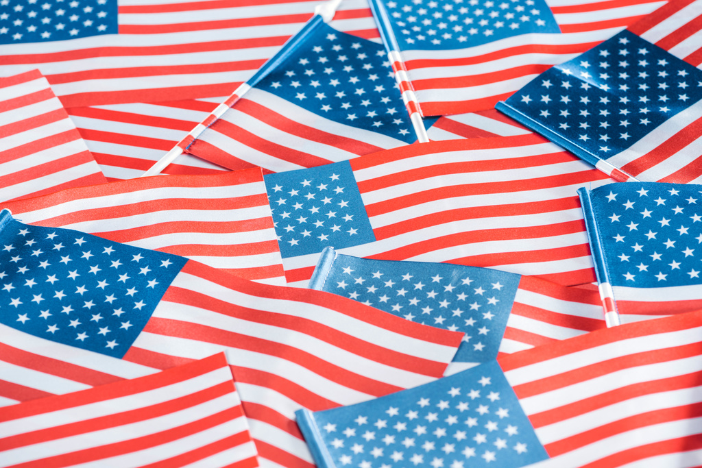 крупним планом вид на національні прапори США в купі
  - Фото, зображення