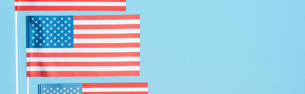 πανοραμική βολή από εθνικές αμερικανικές σημαίες σε μπλε φόντο - Φωτογραφία, εικόνα