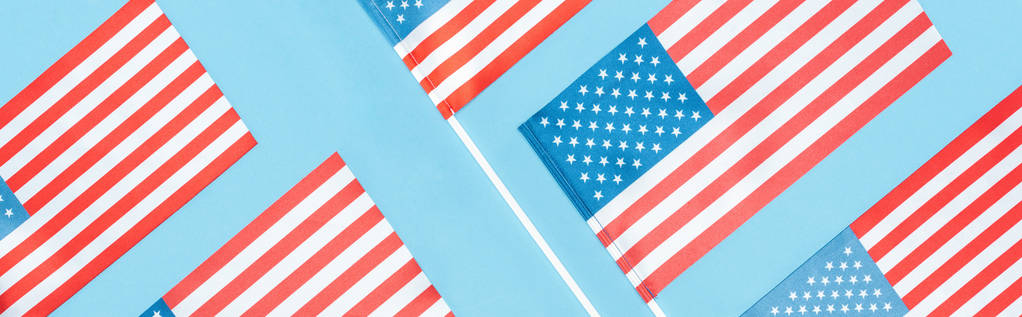 Panoramaaufnahme der Nationalflaggen der USA auf blauem Hintergrund - Foto, Bild