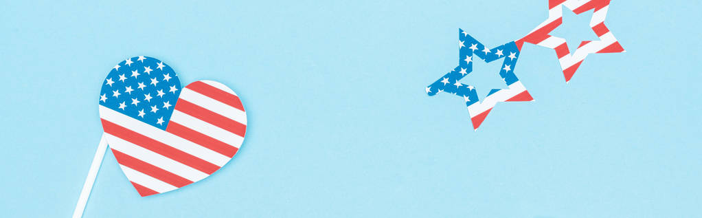 kağıt kesilmiş gözlük ve kalp mavi arka plan üzerinde ABD bayrakları yapılmış panoramik çekim - Fotoğraf, Görsel