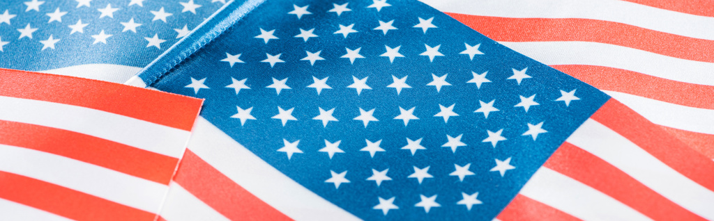 στενή όψη των λαμπερών εθνικών αμερικανικών σημαιών σε στοίβα, πανοραμική βολή  - Φωτογραφία, εικόνα