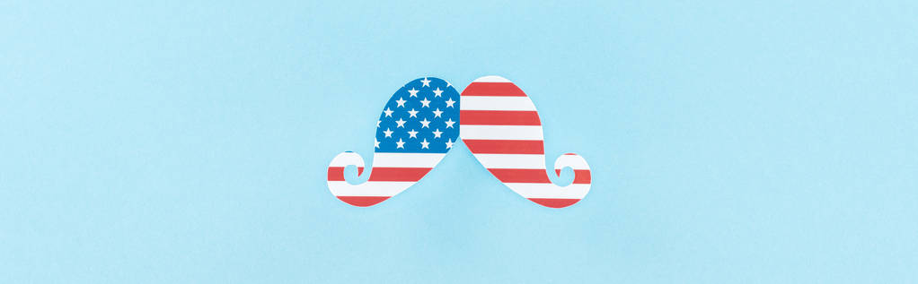 青い背景にアメリカの旗で作られた紙カット装飾口ひげのトップビュー、パノラマショット  - 写真・画像