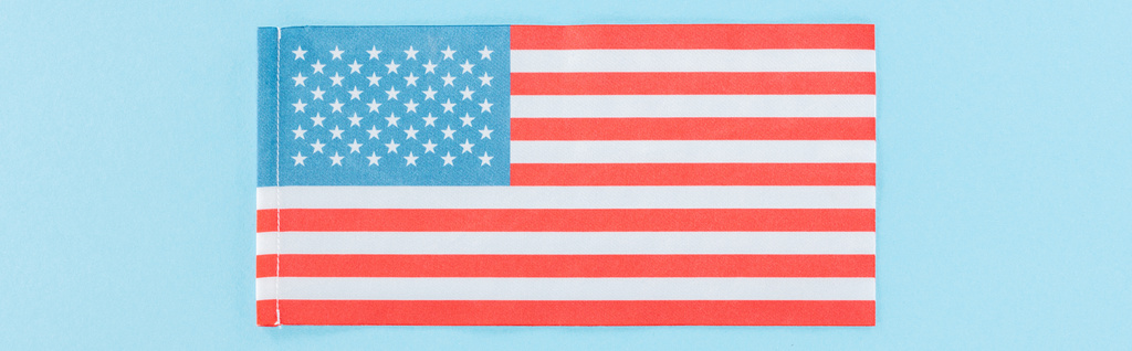 panoramische foto van de nationale Amerikaanse vlag op blauwe achtergrond - Foto, afbeelding
