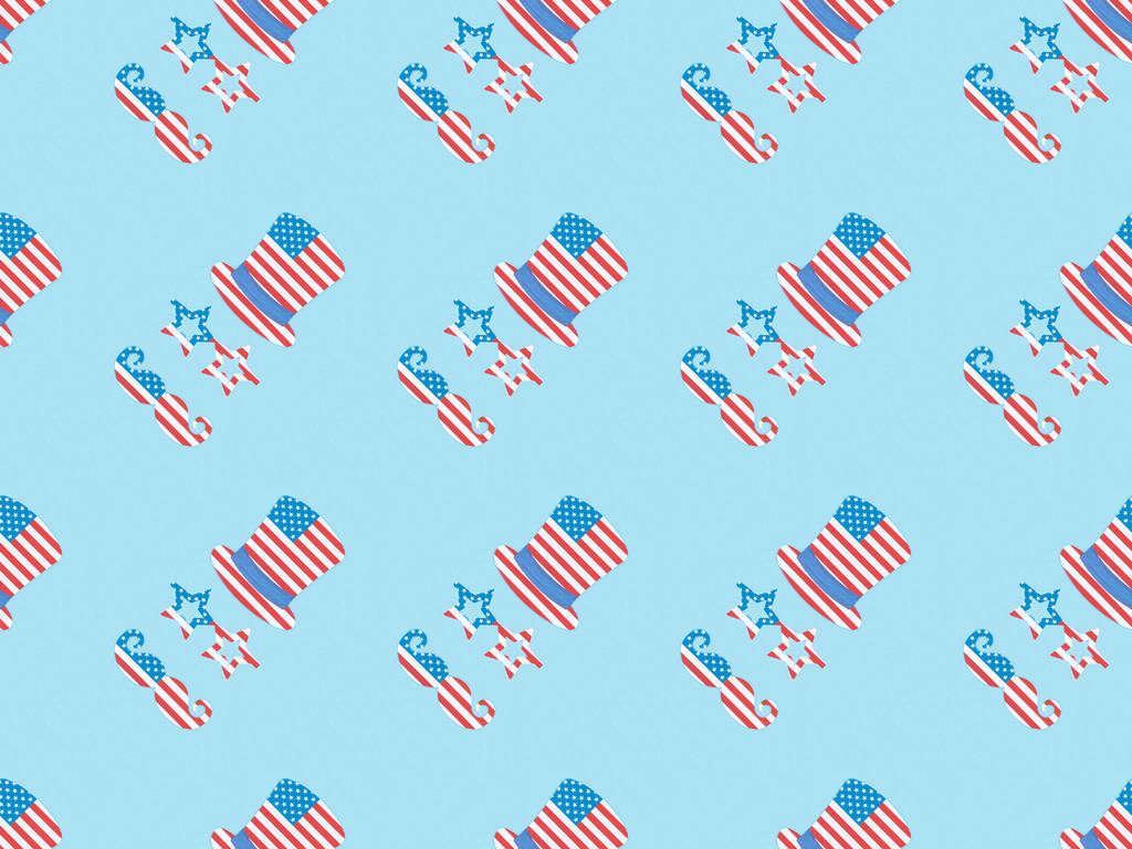 motif de fond sans couture avec moustache décorative découpée en papier, lunettes et chapeaux faits de drapeaux nationaux américains sur bleu
  - Photo, image