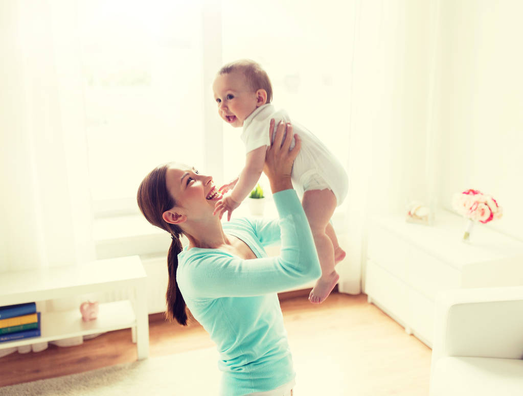 glückliche junge Mutter mit kleinem Baby zu Hause - Foto, Bild