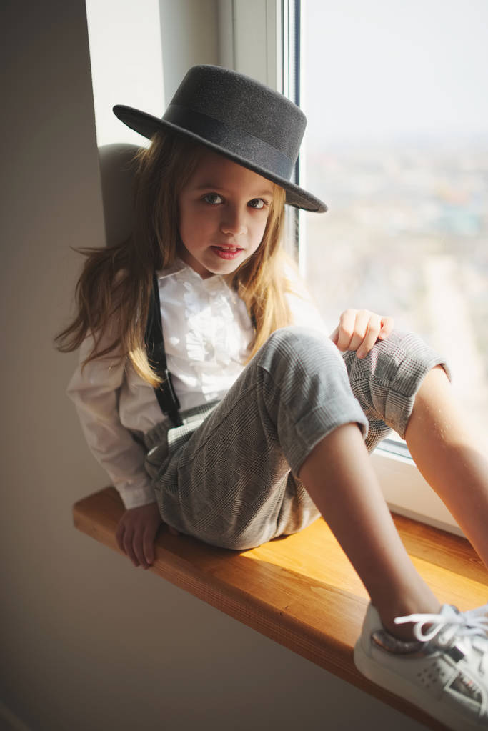 carino bambina con cappello nero a casa
 - Foto, immagini