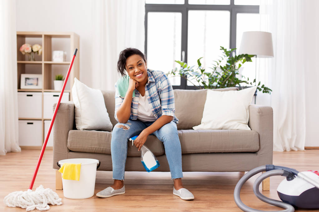 mulher africana ou dona de casa após a limpeza em casa
 - Foto, Imagem
