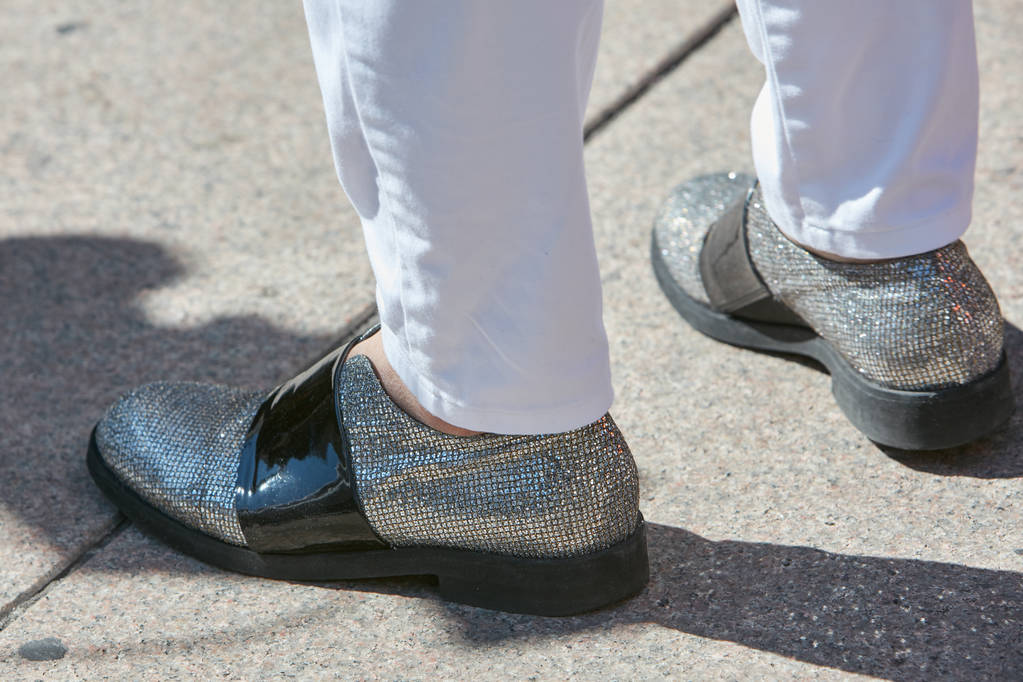 Homme avec des chaussures à paillettes argentées et un pantalon blanc avant le défilé Alberto Zambelli, Milan Fashion Week street style le septembre 20, 2017 à Milan
. - Photo, image