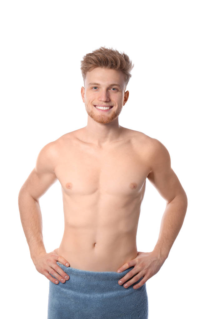 Portrét mladého muže s štíhlým tělem v ručníku na bílém pozadí - Fotografie, Obrázek