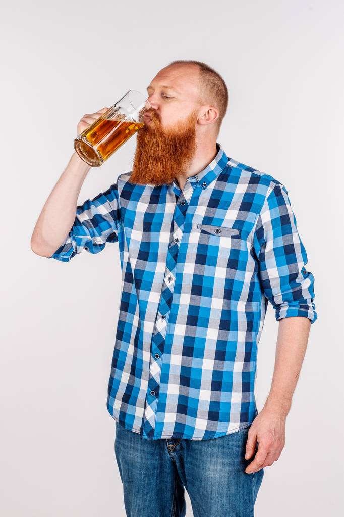  чоловік п'є пиво на білому тлі
 - Фото, зображення