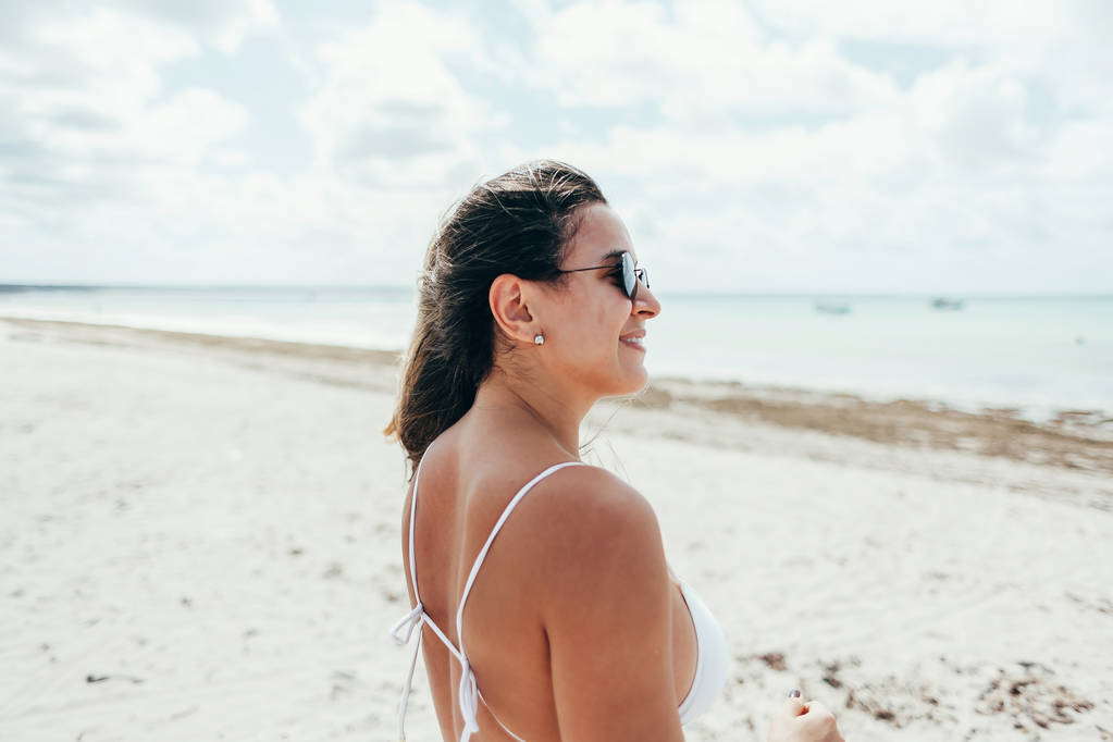 Chica bonita divirtiéndose en la playa tropical
 - Foto, imagen