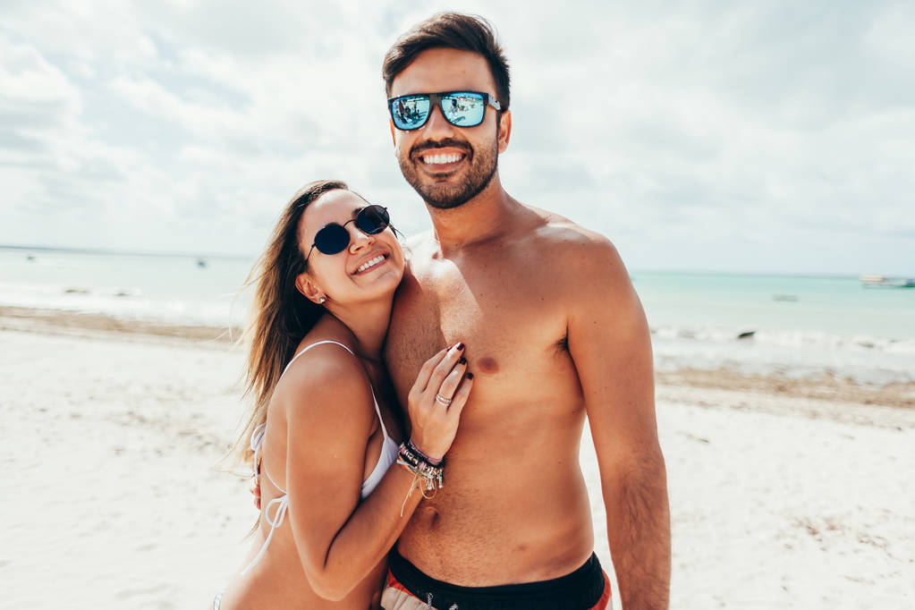 Молодая пара веселится на тропическом пляже
 - Фото, изображение