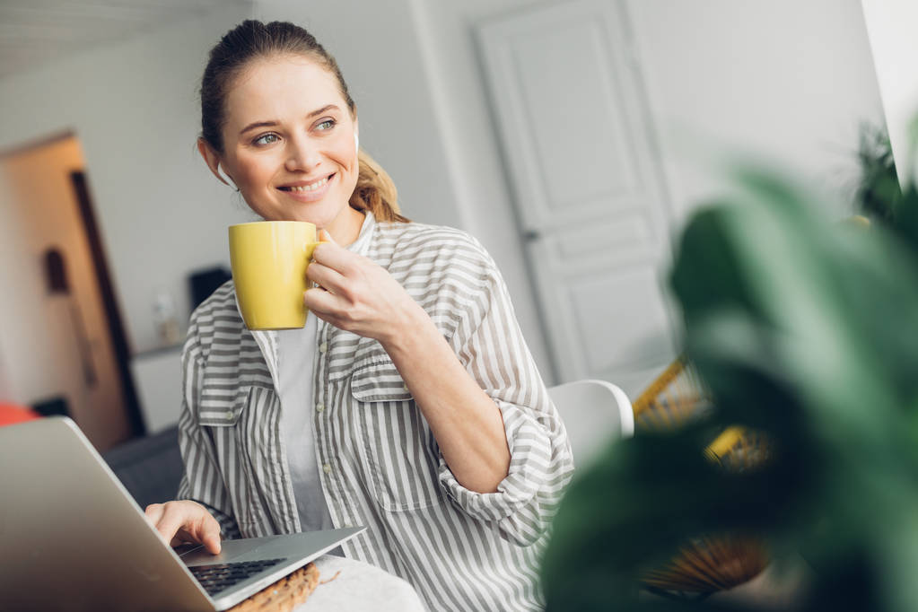 У молодой женщины перерыв на кофе в внештатной работе
 - Фото, изображение