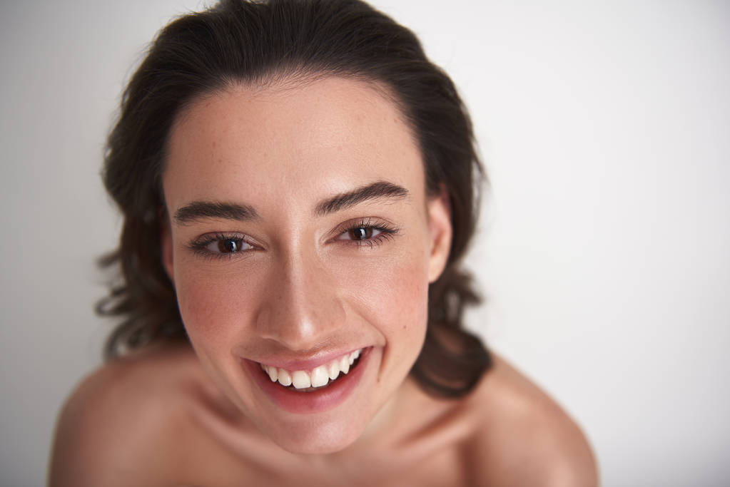 Close-up portret gelukkig glimlachende brunette vrouw - Foto, afbeelding