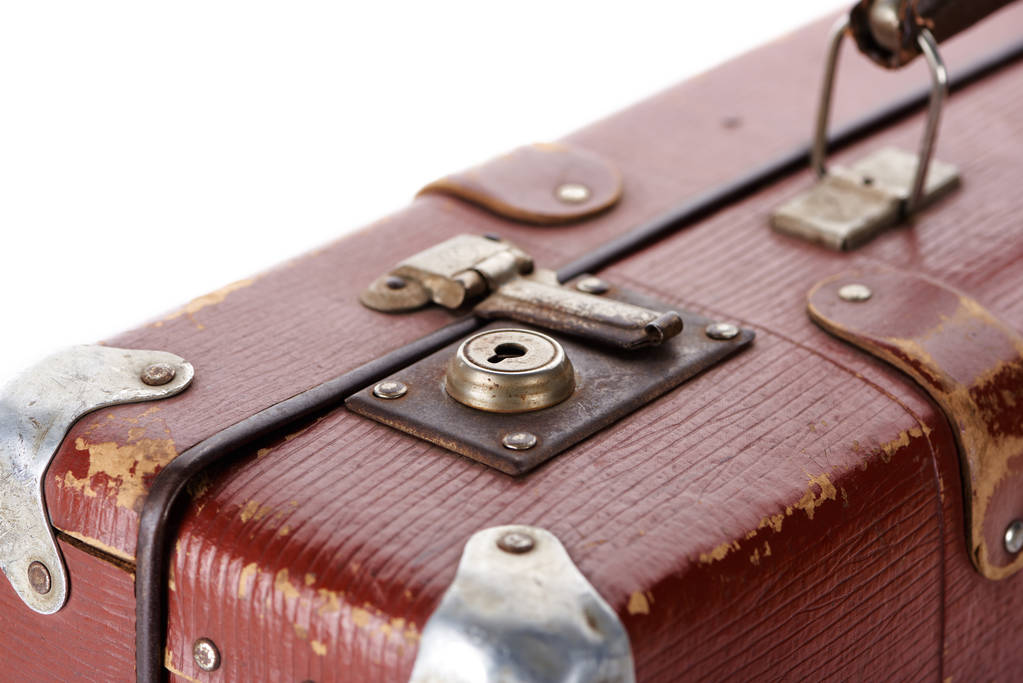 beyaz izole vintage kahverengi bavul metal paslı kilit yakın görünümü - Fotoğraf, Görsel