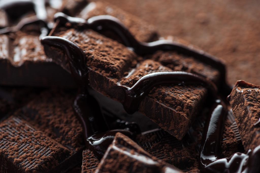 Uzavřete pohled na kousky tmavého čokoládového baru s kapalinovou čokoládou  - Fotografie, Obrázek