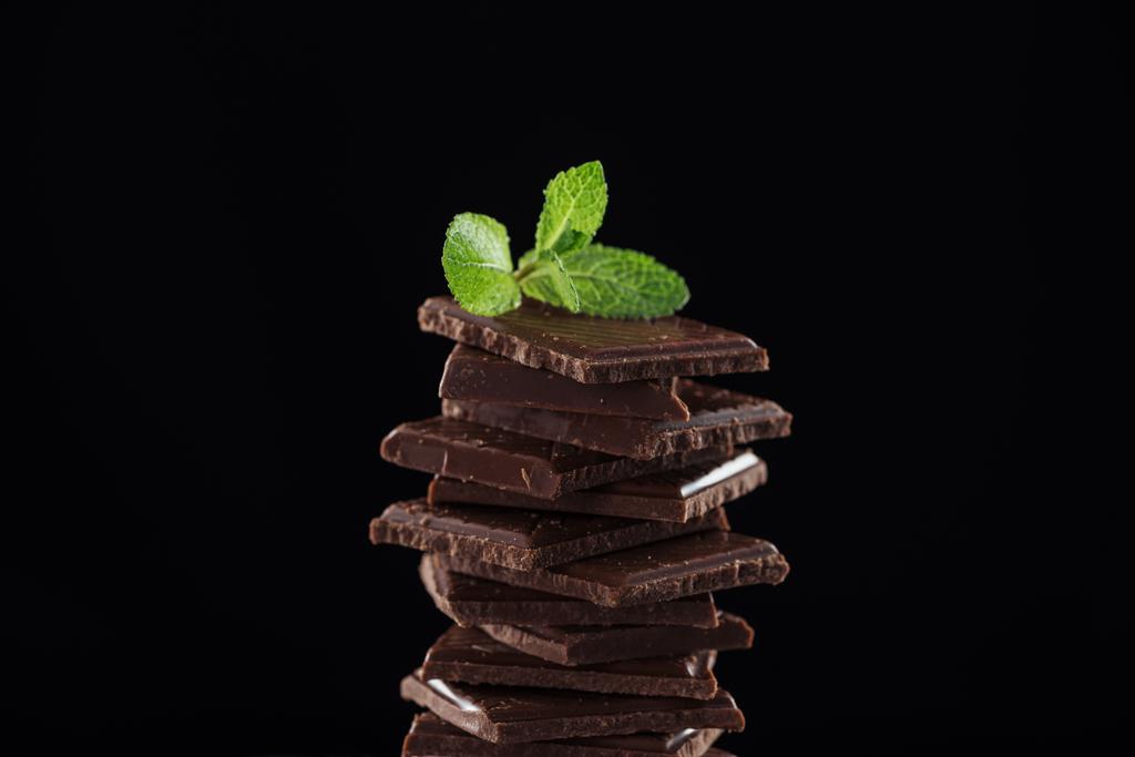 pilha de chocolate escuro com hortelã fresca, isolado em preto
 - Foto, Imagem