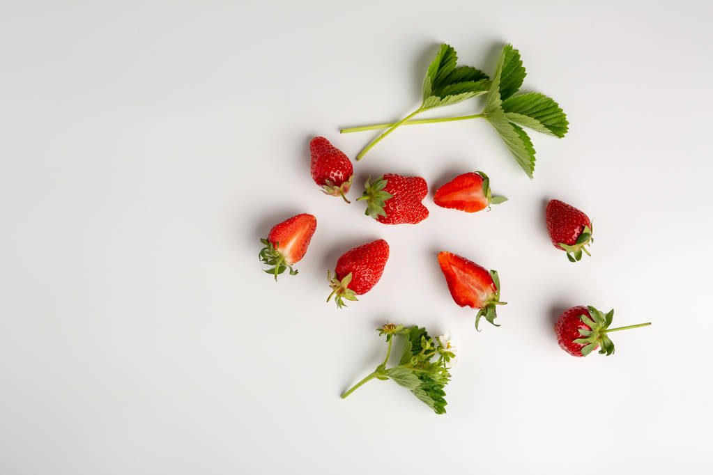 Kypsiä mansikoita valkoisella pohjalla
 - Valokuva, kuva