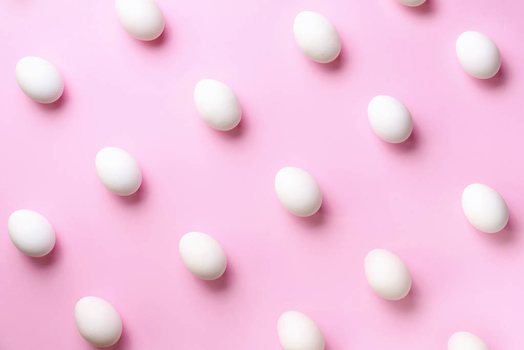 ピンクの背景に白い鶏の卵とフードコンセプト。最上階だ最小限のスタイルで創造的なパターン。平敷. - 写真・画像