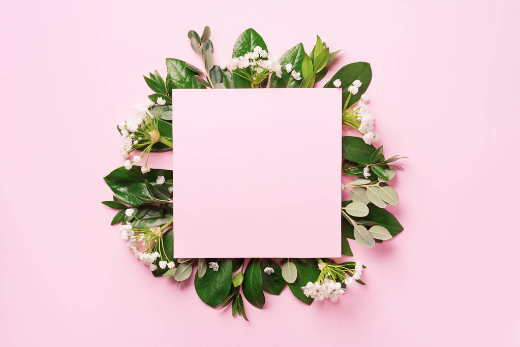 Sommer- und Frühjahrskonzept tropische Natur Hintergrund mit grünen Blättern, weißen Blüten und weißen leeren quadratischen Rahmen für Kopierraum auf rosa Papier. Ansicht von oben. flach lag. Kreative Werbung - Foto, Bild