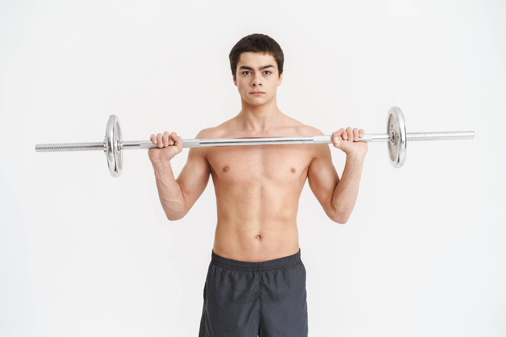 Уверенный в себе молодой спортсмен без рубашки делает упражнения
 - Фото, изображение