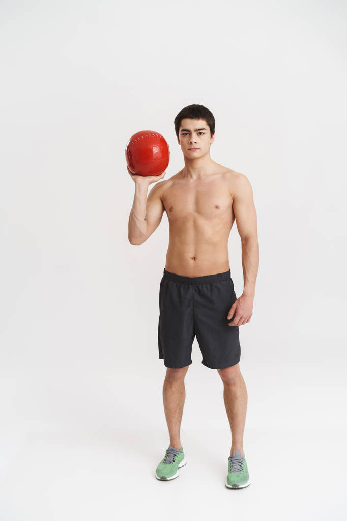 Longitud completa de un joven deportista sin camisa en forma segura
 - Foto, Imagen