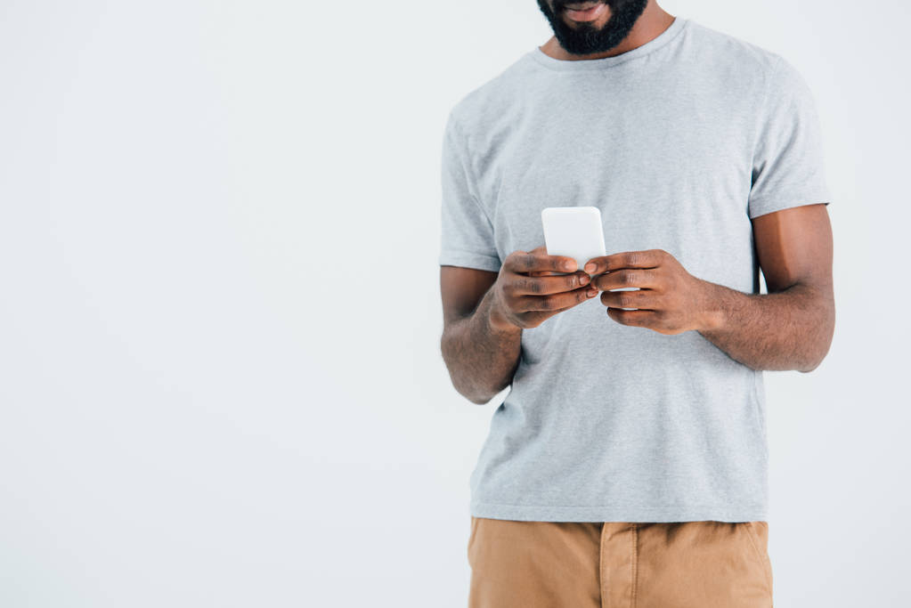 vista cortada do homem afro-americano usando smartphone, isolado em cinza
 - Foto, Imagem