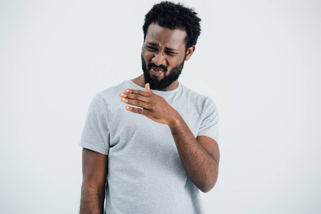 hämmentynyt järkyttynyt afrikkalainen amerikkalainen mies harmaa t-paita eristetty harmaa
 - Valokuva, kuva