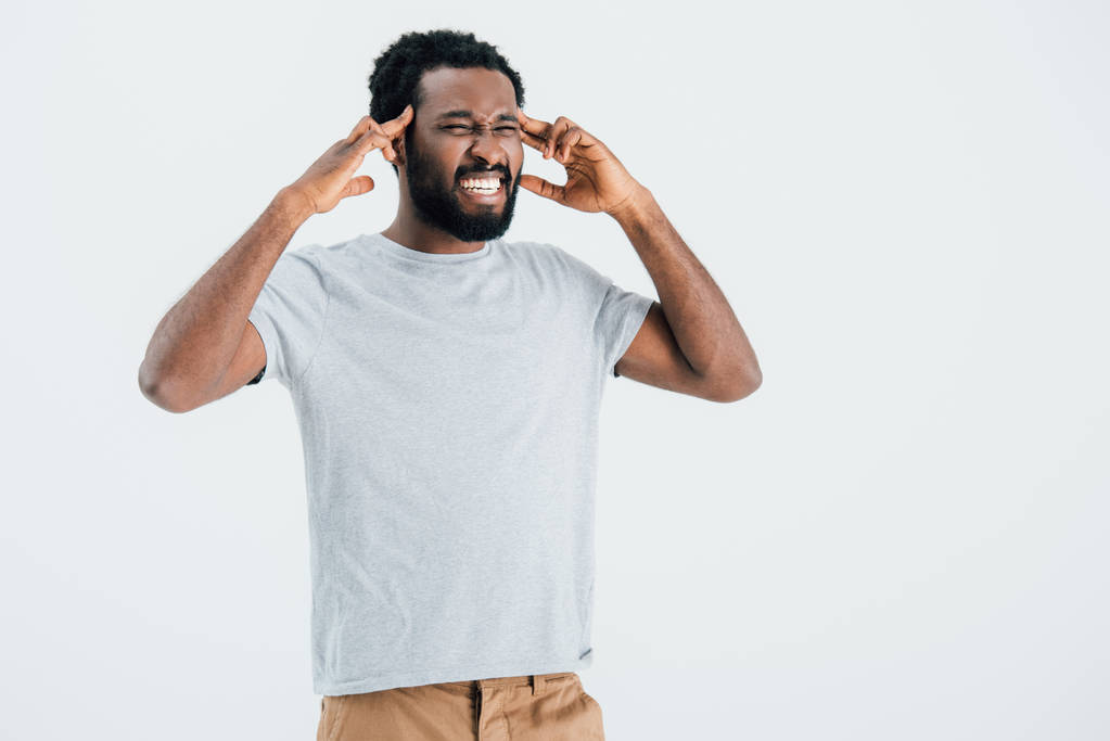 wütender afrikanisch-amerikanischer Mann mit Kopfschmerzen isoliert auf grau - Foto, Bild