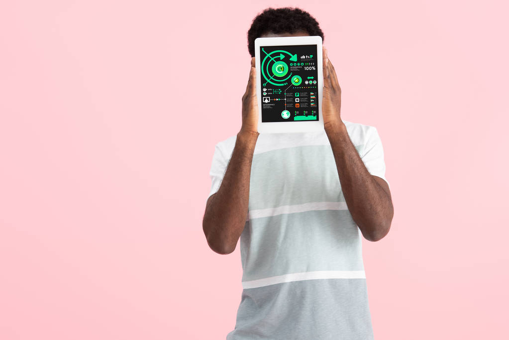 African American Man pokazano cyfrowego tabletu z Infografika aplikacji, izolowane na różowy - Zdjęcie, obraz