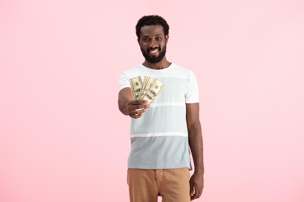 homem americano africano alegre segurando notas de dólares, isolado em rosa
 - Foto, Imagem