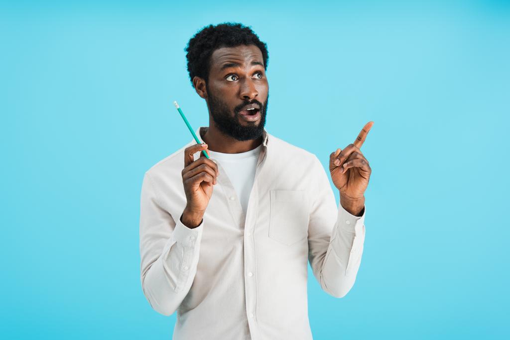 здивований афроамериканський чоловік з олівцем має ідею ізольовано на синьому
 - Фото, зображення