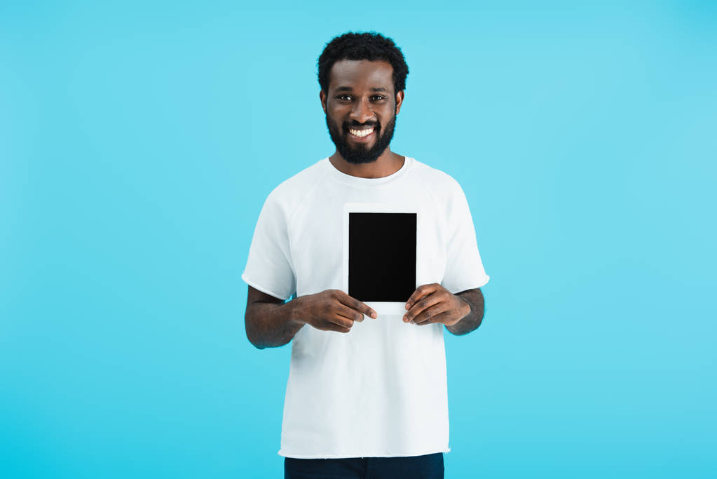 mavi izole boş ekran ile dijital tablet gösteren mutlu afrikalı amerikalı adam  - Fotoğraf, Görsel