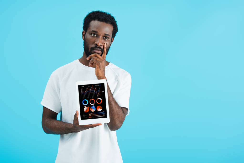 miło African American Man pokazując cyfrowy tablet z infografiką, izolowane na niebiesko - Zdjęcie, obraz