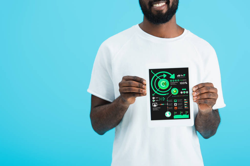 rajattu näkymä afrikkalainen amerikkalainen mies näyttää digitaalinen tabletti infografinen sovellus, eristetty sininen
 - Valokuva, kuva