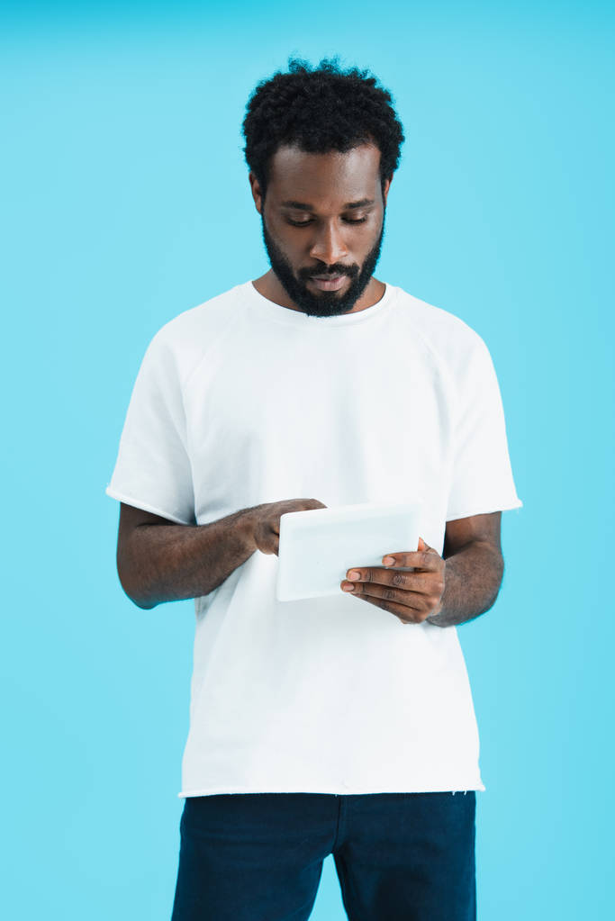 bell'uomo afro-americano che usa tablet digitale isolato su blu
 - Foto, immagini