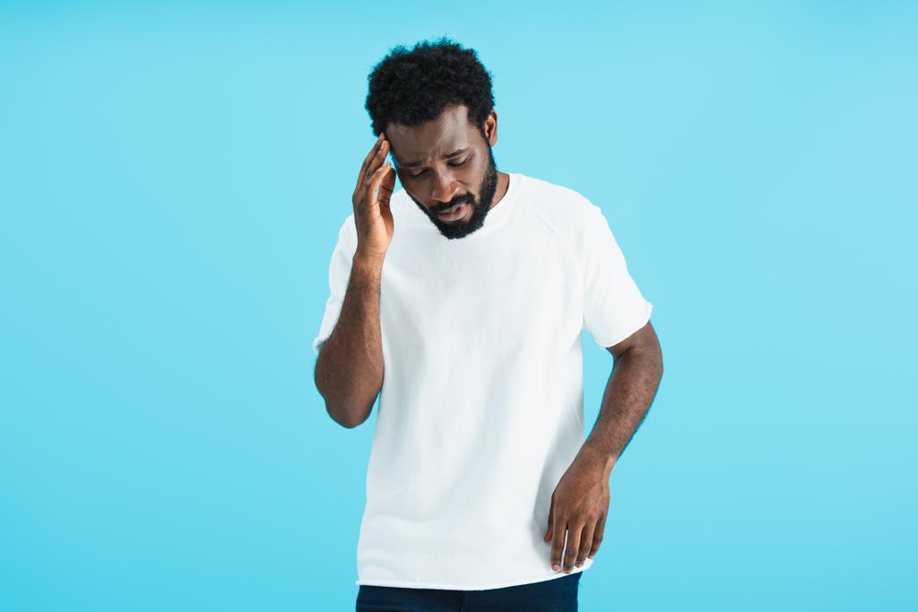 African American człowiek mający ból głowy na białym tle na niebieski - Zdjęcie, obraz