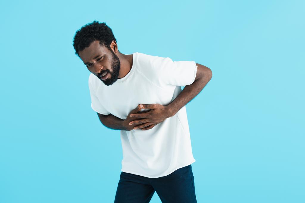 homme afro-américain barbe en t-shirt blanc ayant une crise cardiaque, isolé sur bleu
   - Photo, image