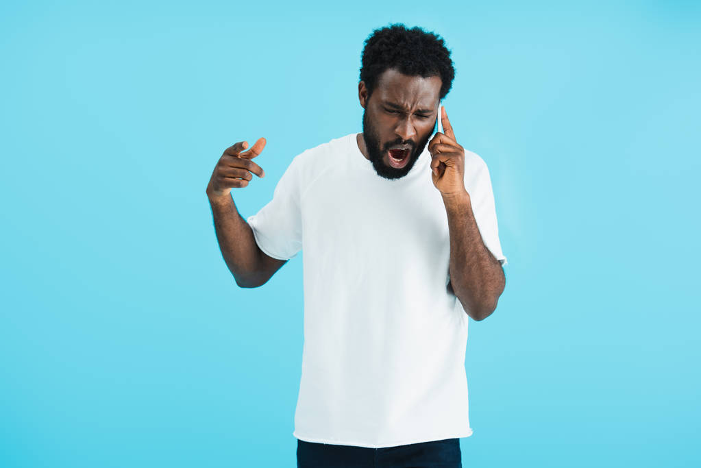 kızgın afro-amerikan adam akıllı telefonda konuşurken, mavi izole - Fotoğraf, Görsel