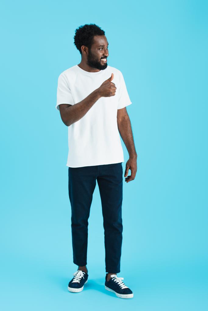 allegro afro americano uomo mostrando pollice su isolato su blu
 - Foto, immagini