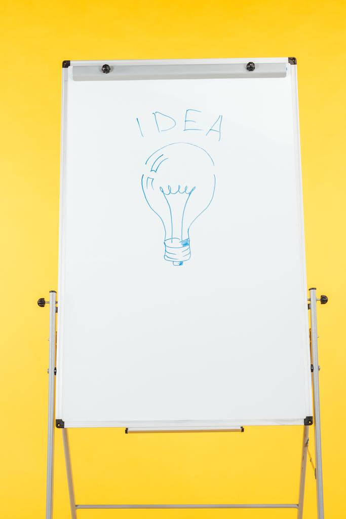 Wortidee mit Glühbirne auf weißem Flipchart mit Kopierraum gezeichnet - Foto, Bild