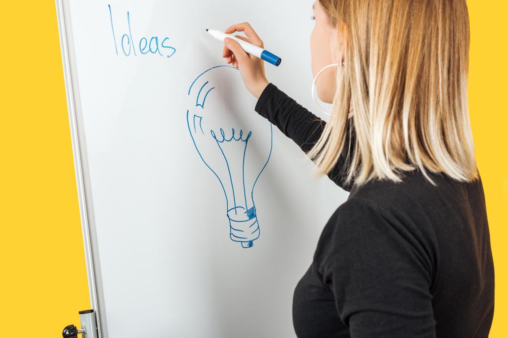 empresária de pé perto de flipchart branco, desenho e escrever notas no conselho de escritório
 - Foto, Imagem