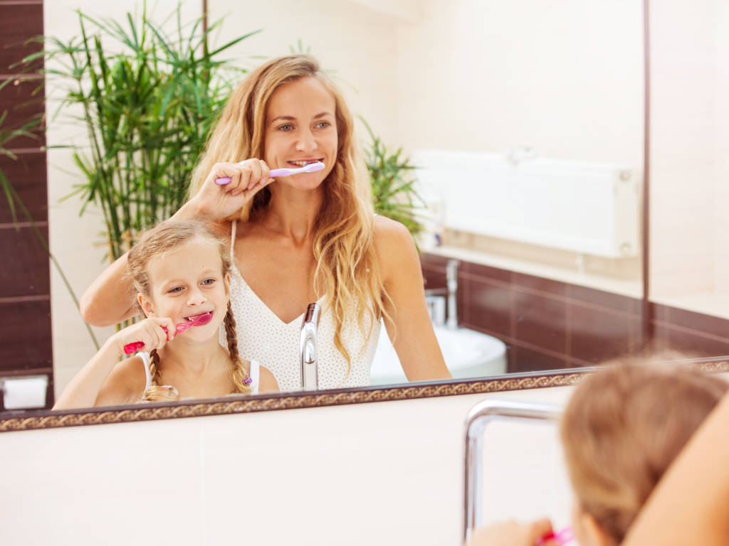 Madre e hija cepillándose los dientes
 - Foto, Imagen