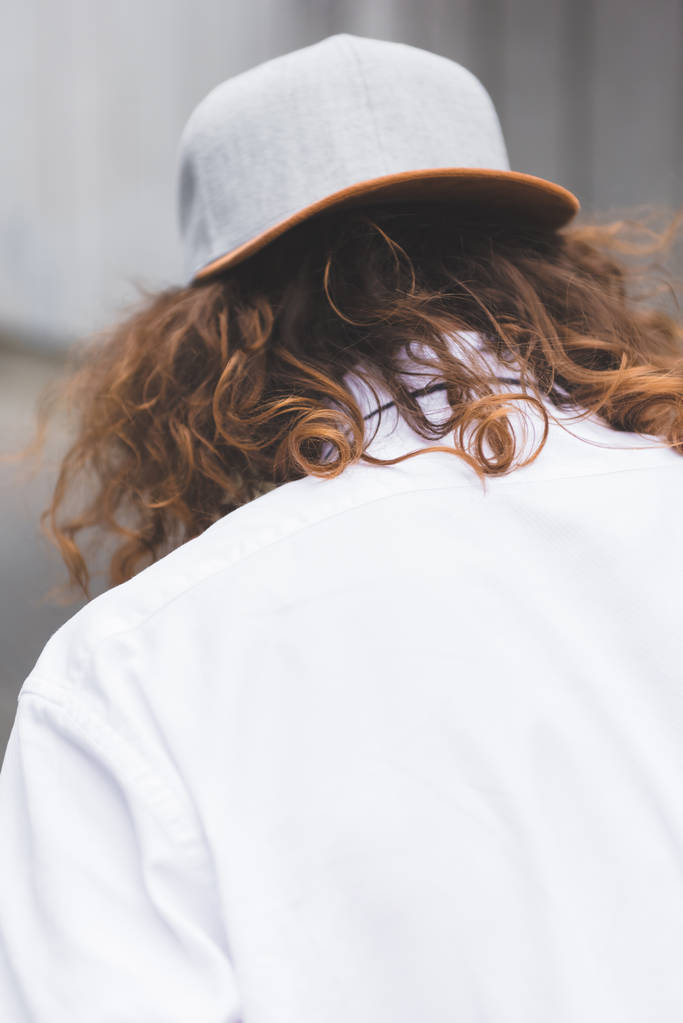 fincan ve beyaz gömlek kıvırcık saçlı adamın arka görünümü - Fotoğraf, Görsel