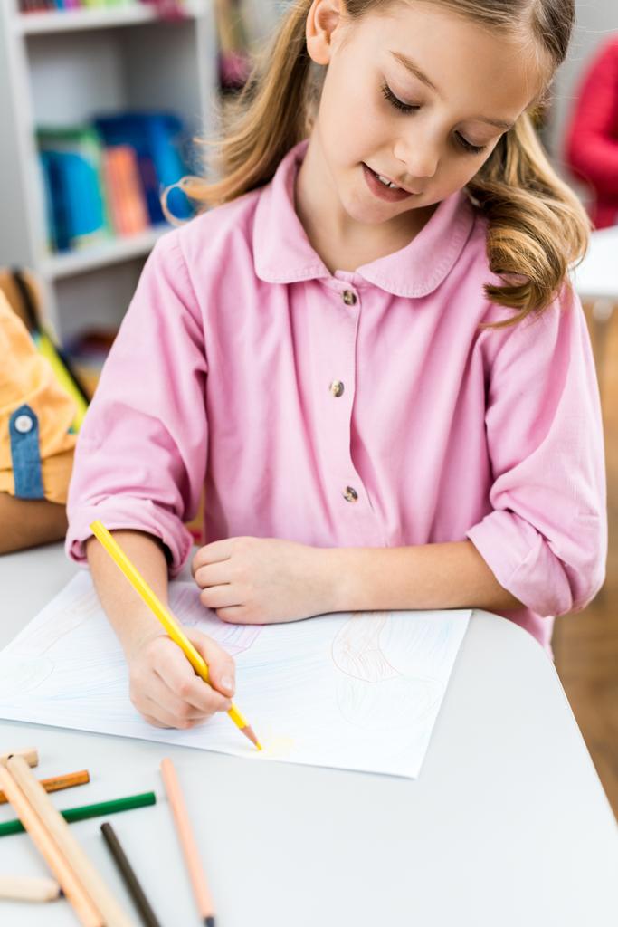 foco seletivo de criança bonito desenho com lápis amarelo no papel
  - Foto, Imagem